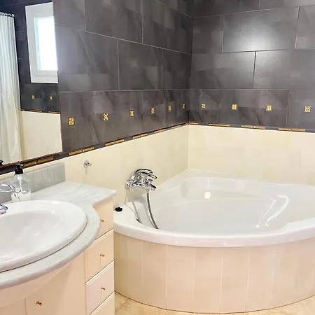 Bequia * Lloret de Mar